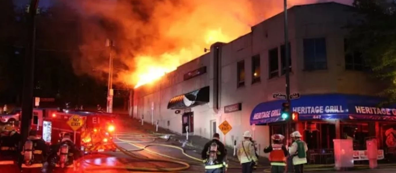 Στις φλόγες τυλίχθηκε δικαστήριο στην Κολομβία έπειτα από συγκρούσεις διαδηλωτών & αστυνομίας (βίντεο)